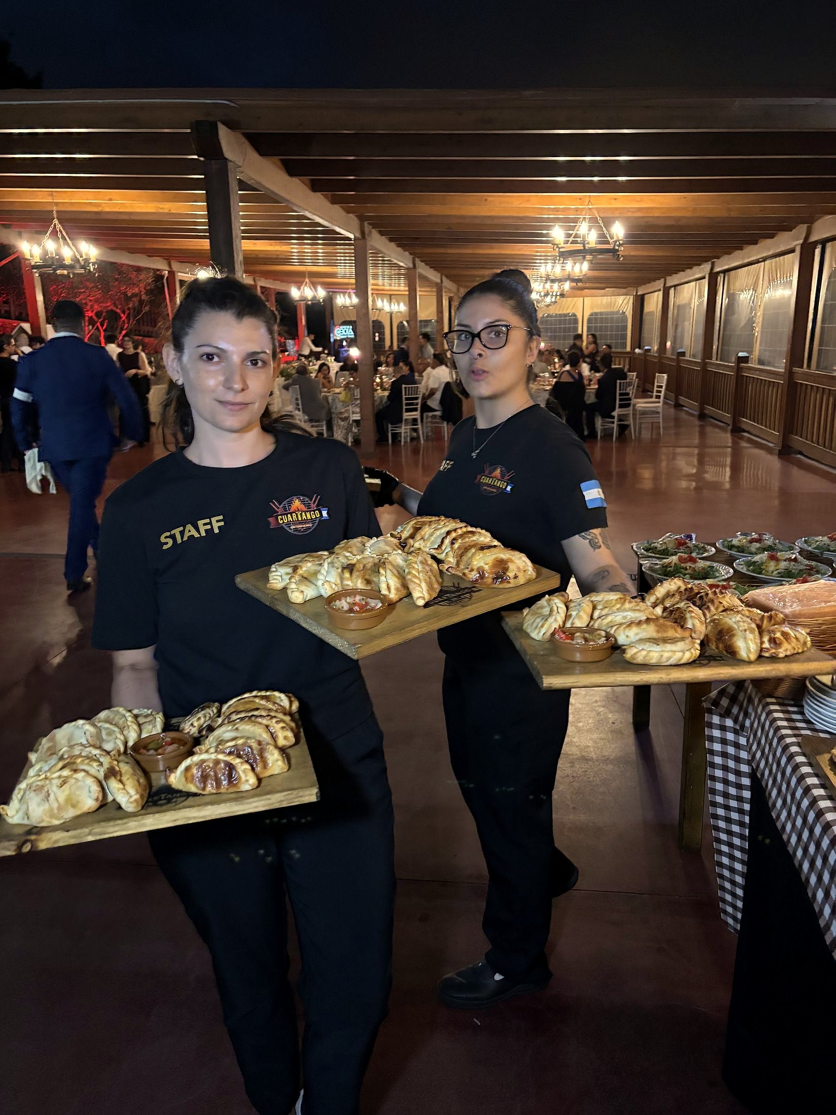 Equipo de Cuartango sirviendo bandejas de empanadas